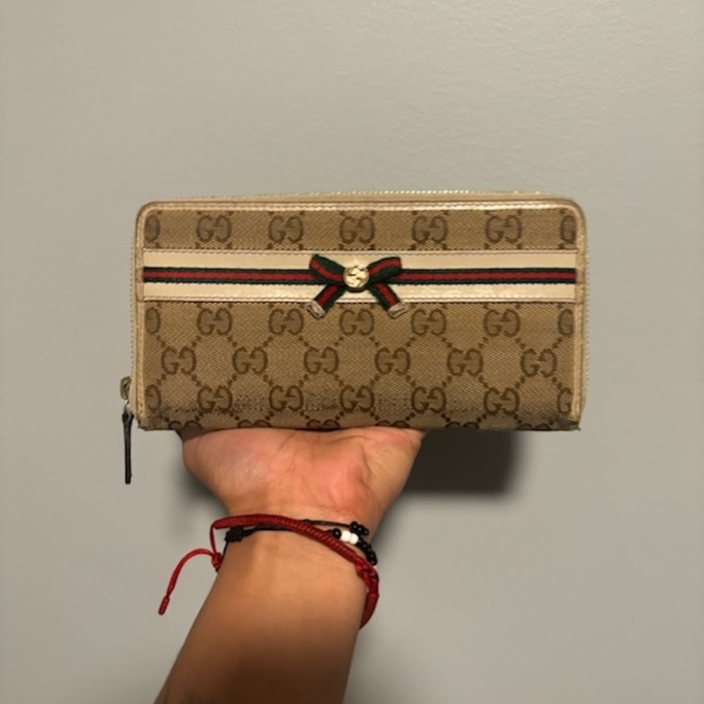 Gucci Beige Wallet with Signature Pattern